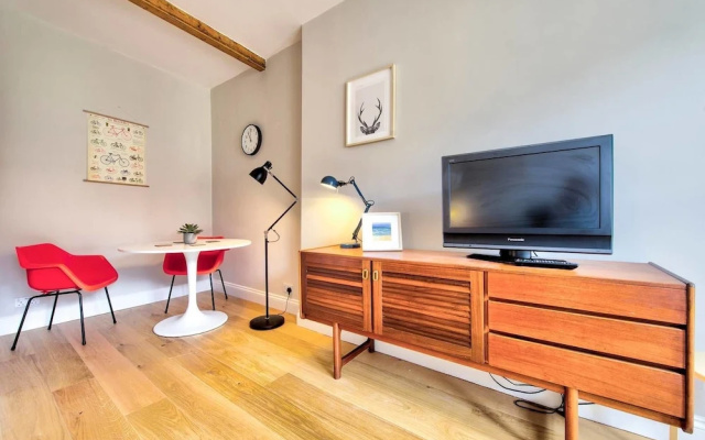 Cool St Stephen Street Apartment: Prime New Town Location