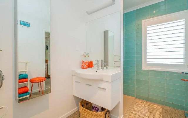 Rose's Beach Pad - Matarangi Holiday Home