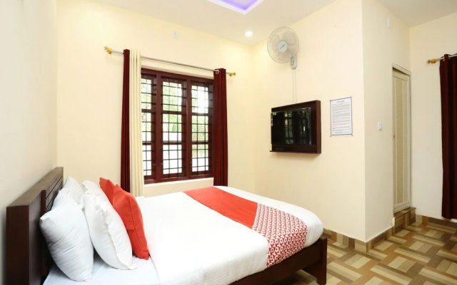 OYO 13526 Deluxe Residency