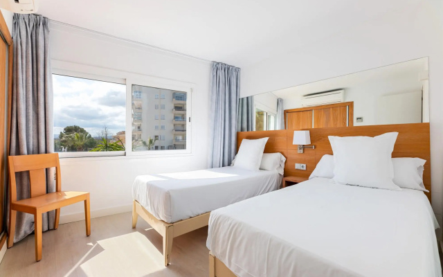 Apartment with shared pool, near the beach