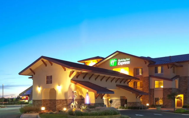 Holiday Inn Express & Suites Turlock - Highway 99