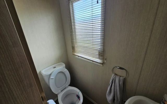 Ty Mawr Chalet Sleeps 6 With Fireplace