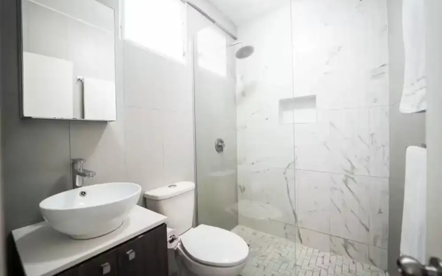 Centrally Located Sunny Apartment Walk to Beaches
