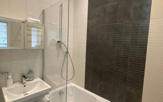 Stylish 1BD Flat With Private Terrace - Kilburn