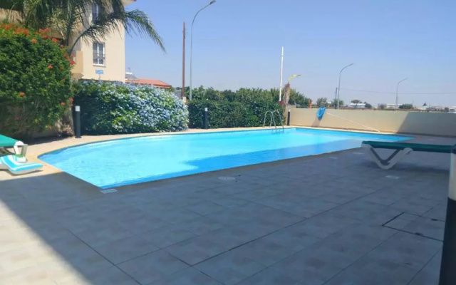 2 bedroom apartment with communal pool and roof garden