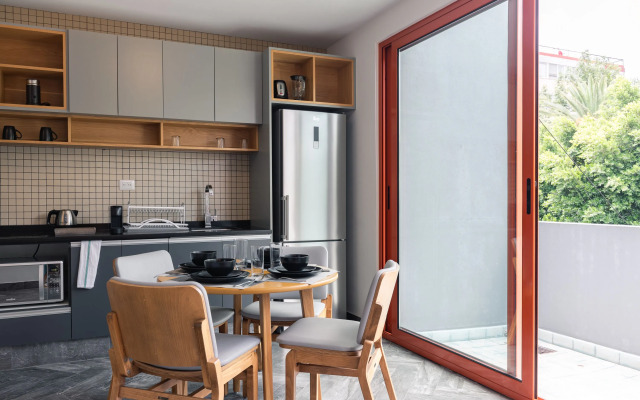 Casai 1BR Top Floor in an Art Deco Building!