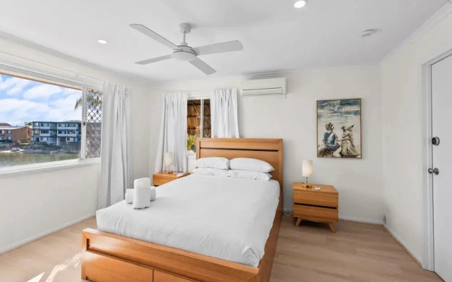 Family-friendly Flat With Balcony Views