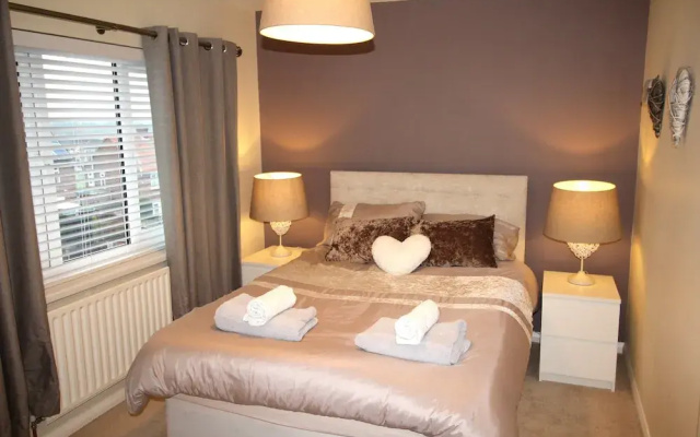 3 Bed House - Sleeps 6 - Parking - Pets - Garden