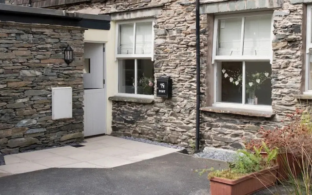 Cozy 1BR Apartment Central Ambleside With Parking