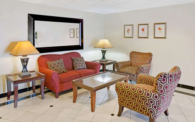 Days Inn & Suites by Wyndham Laurel Near Fort Meade