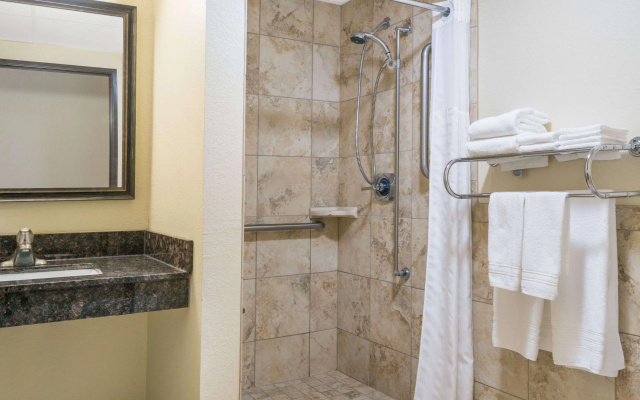 Days Inn & Suites by Wyndham Baxter Brainerd Area