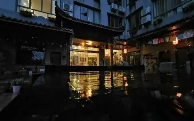 Nongyue Emei Shanju Hostel