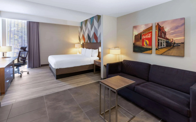 La Quinta Inn & Suites by Wyndham Tulsa Downtown/Route 66