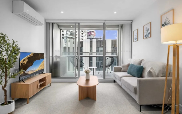 Marina-view 1-bed Apartment in Docklands