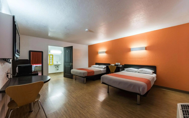 Motel 6 Uvalde, TX