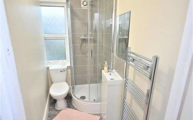Cheerful 4 bedroom House in greater London