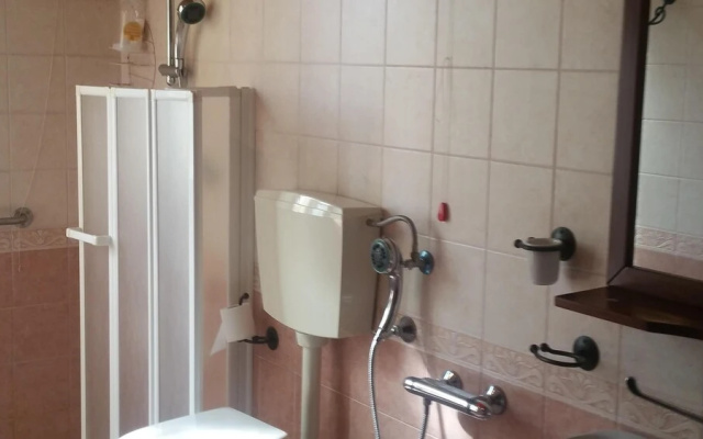 Edera Apartment in a No Kids Farmhouse, up to 6 People
