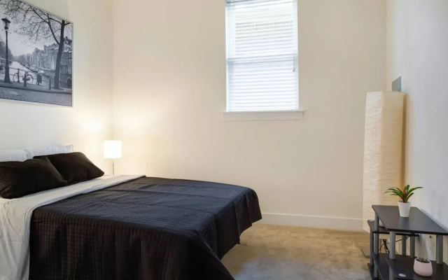 Fun 1 BR Apt In Popular NODA