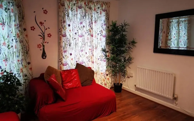 London - 2 Bed Flat - Sleeps 4 - Parking - Wifi