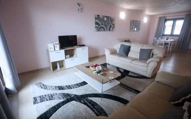 House - Sleeps 4 - Private Patio - Parking
