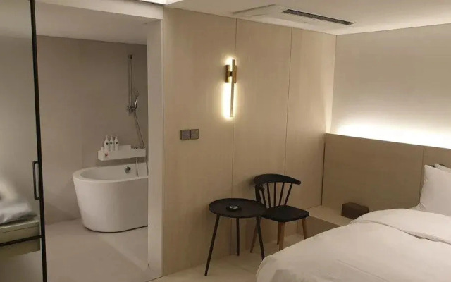 H hotel