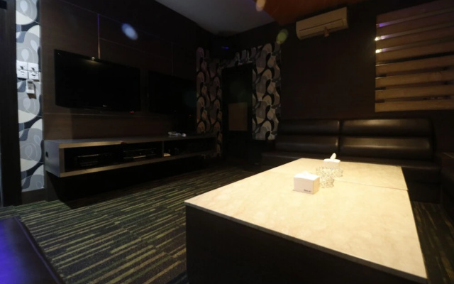 S Hotel by RedDoorz