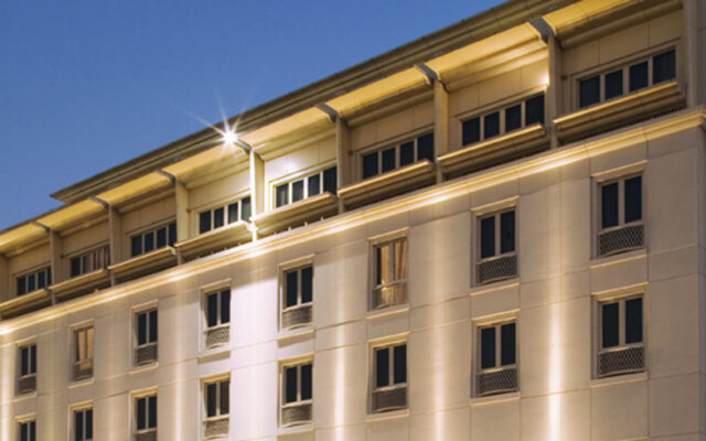 Mövenpick Hotel Bur Dubai вид на фасад