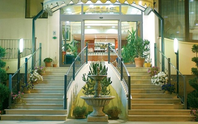 Hotel Zeus вид на фасад