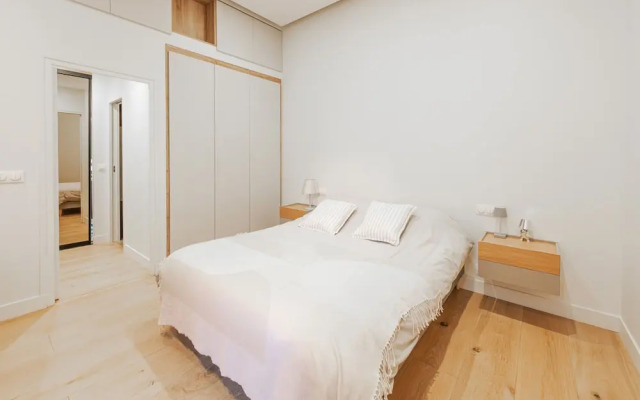 By Saint-sulpice Newly Refurbished 4 BR Apartment