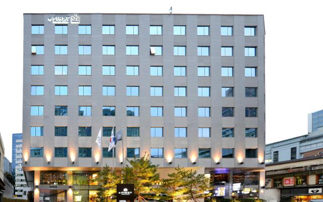 aFIRST Hotel Myeongdong вид на фасад