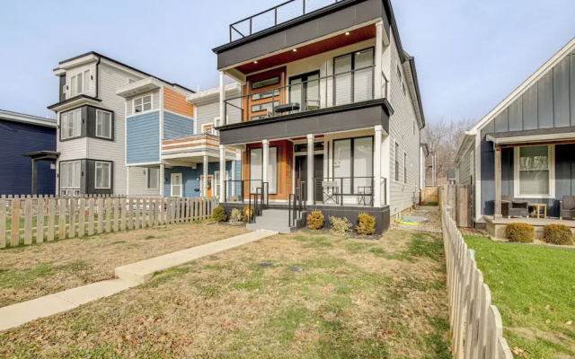 Home Theater + Rooftop Deck! Fountain Sq Stunner