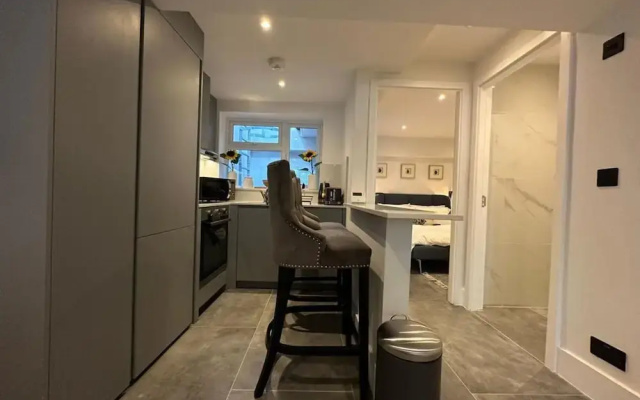 House - Sleeps 4 & Free Parking