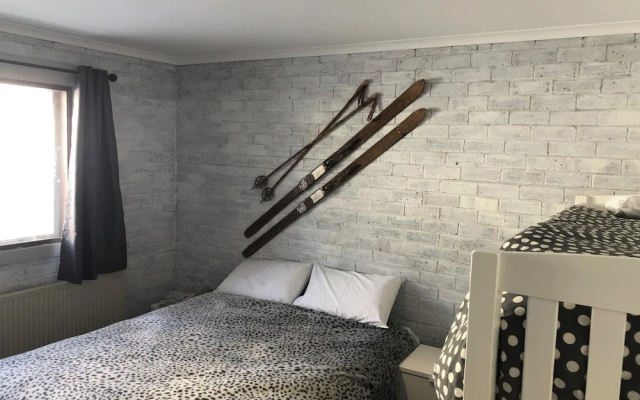 1 Bedroom Lawlers 24