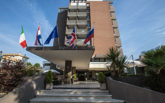 Отель Eurhotel Римини вид на фасад