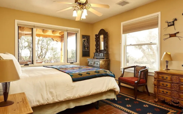 Piñon Vista - 360° Majestic Views, Just Blocks From the Plaza