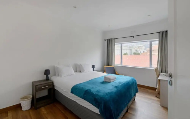 Charming 2-bed Sea Point Retreat Mountain Views