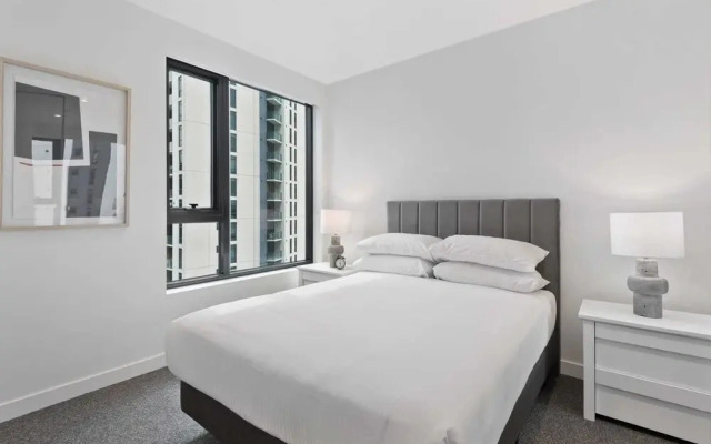 Sophisticated 2-bed With Bay Views & Amenities
