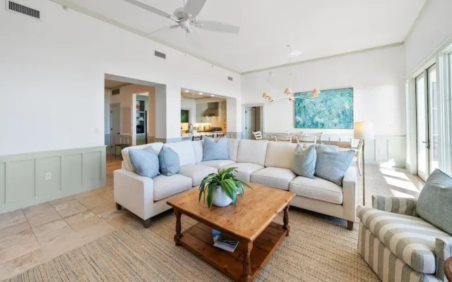 Vitamin Sea 3 Bedroom Condo by RedAwning