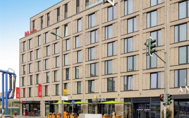 Отель ibis Berlin Hauptbahnhof вид на фасад