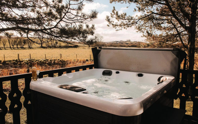 Keer Side Lodge, Luxury lodge with private hot tub at Pine Lake Resort