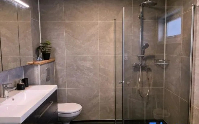 Modern 1BR City Centre Apt - Sleeps 4