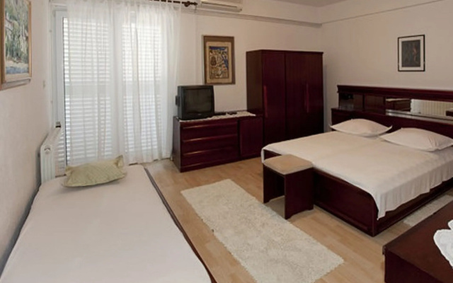 Apartments and rooms Roza