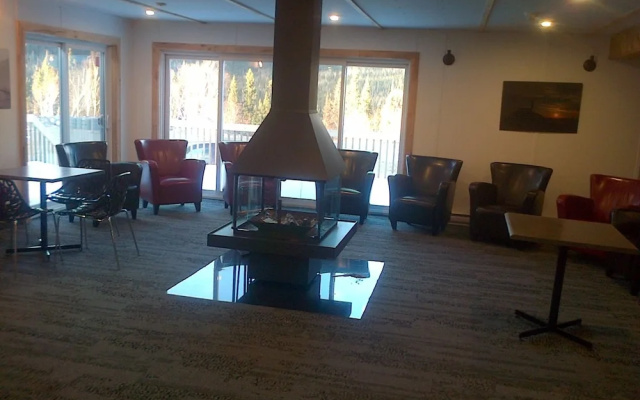 Auberge Jeunesse Monts Groulx Aventure