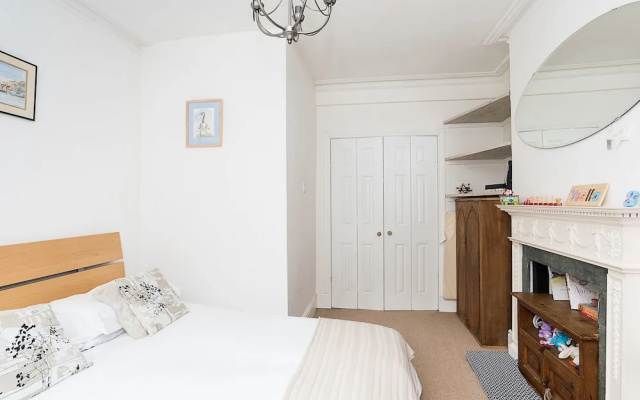Cosy 2BR Family Home in Battersea