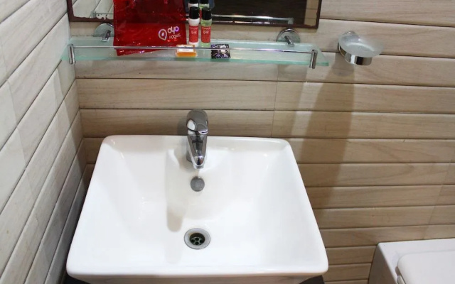 OYO 1884 Hotel Heera Continental