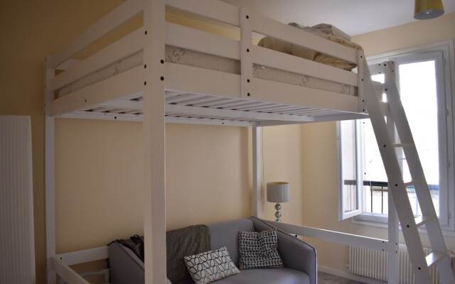 Апартаменты Renovated Studio in Paris комната для гостей
