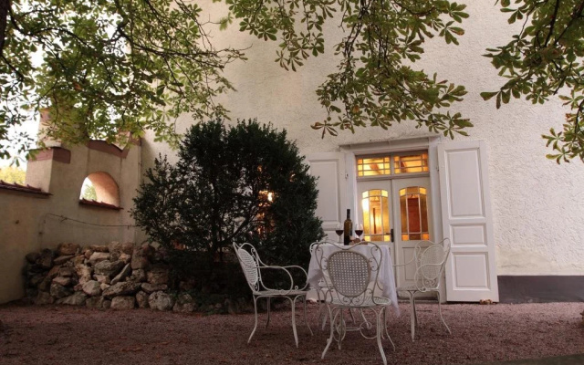 Weingut, Gästehaus und Kräuterhof