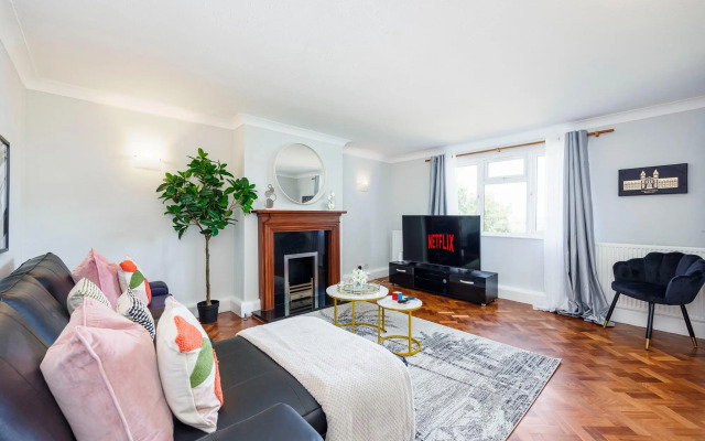 Convenient and Stylish 2-Bed Apartment in Croydon