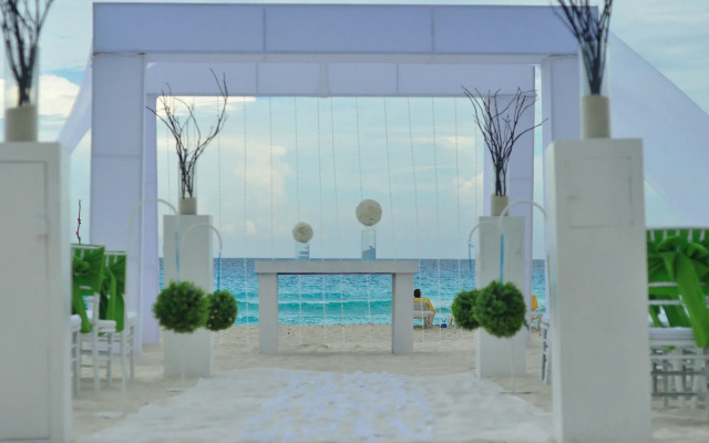 Отель Oasis Cancun Lite вид на фасад