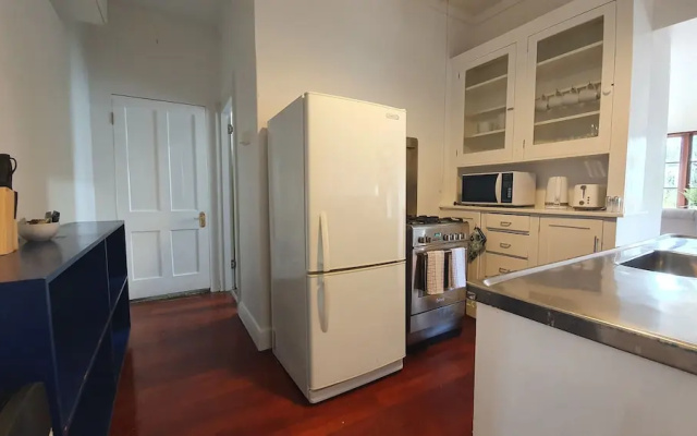 Bright And Modern Oasis In Kingsland